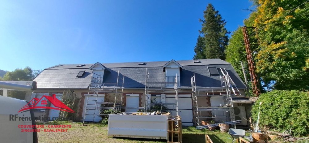 Chantier de couverture en ardoise récemment terminé